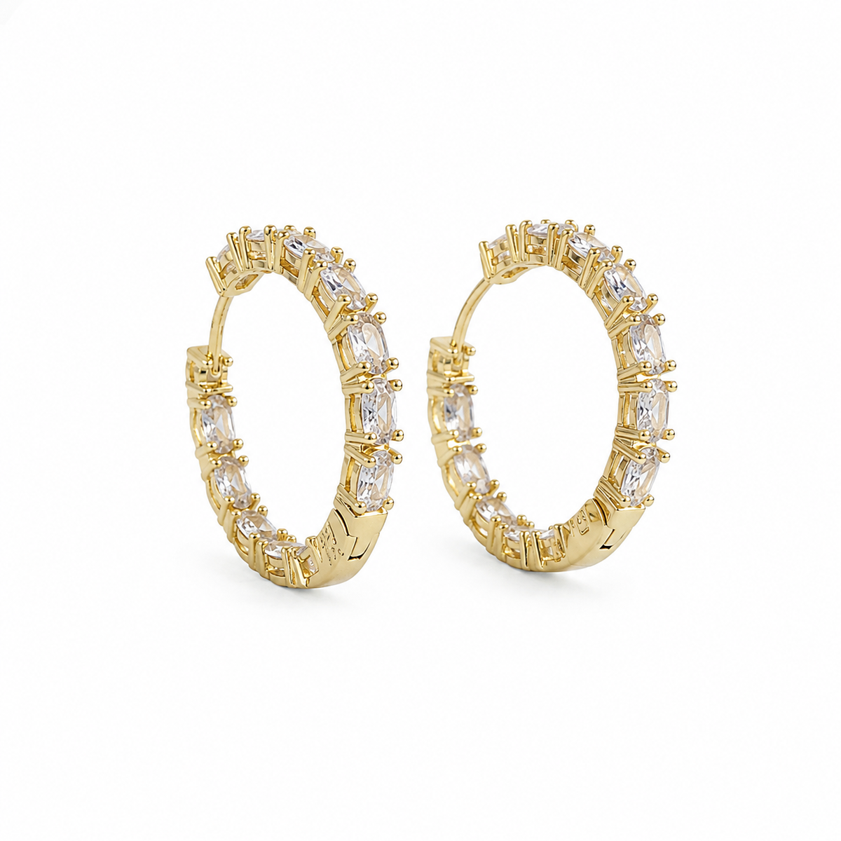 Argola Cravejada com Zircônias Cristal Banhada a Ouro
